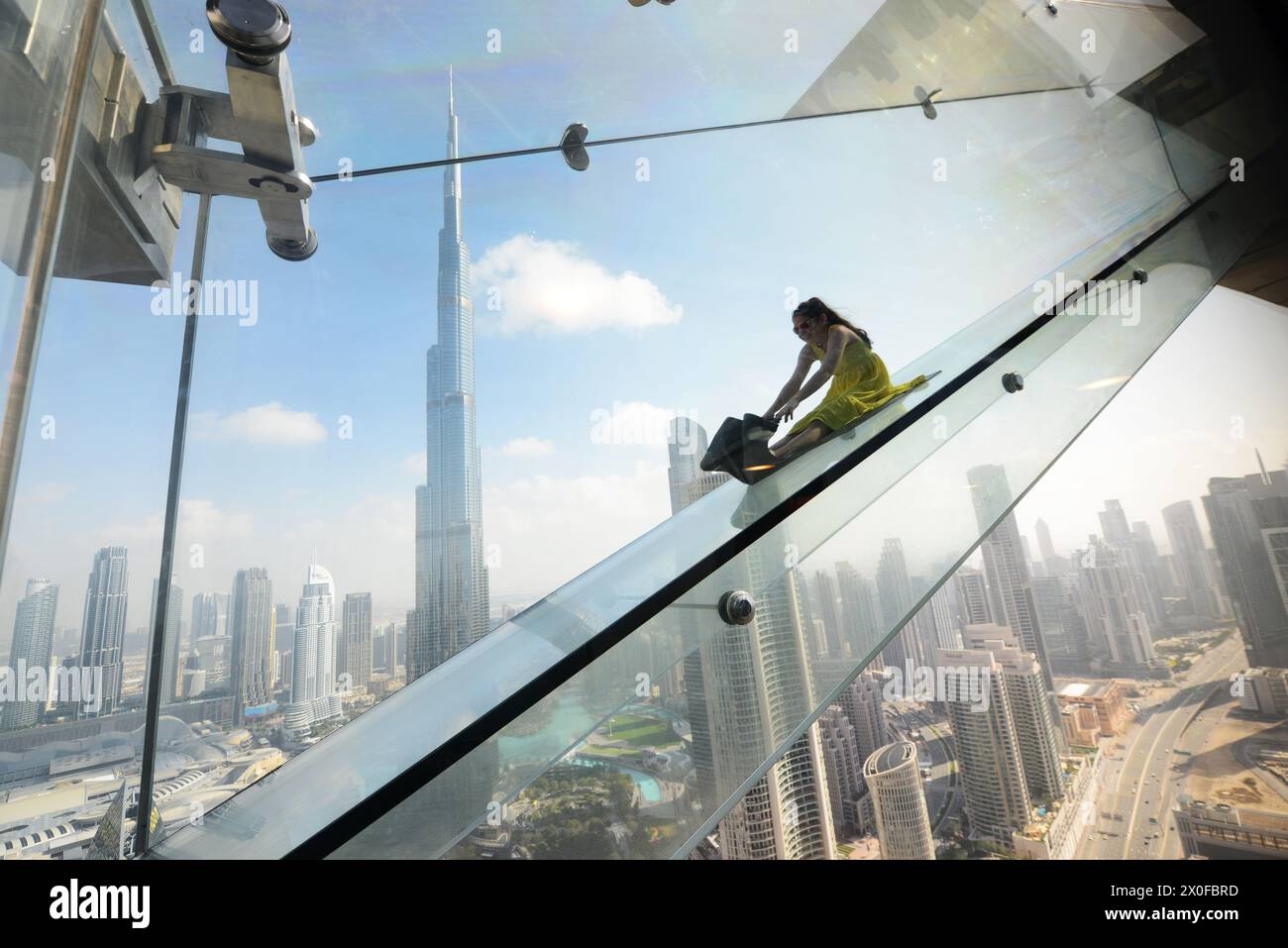 Scivolamento del cielo presso l'osservatorio Skyview di Dubai, Emirati Arabi Uniti. Foto Stock Scivolamento del cielo presso l'osservatorio Skyview di Dubai, Emirati Arabi Uniti. Foto Stock