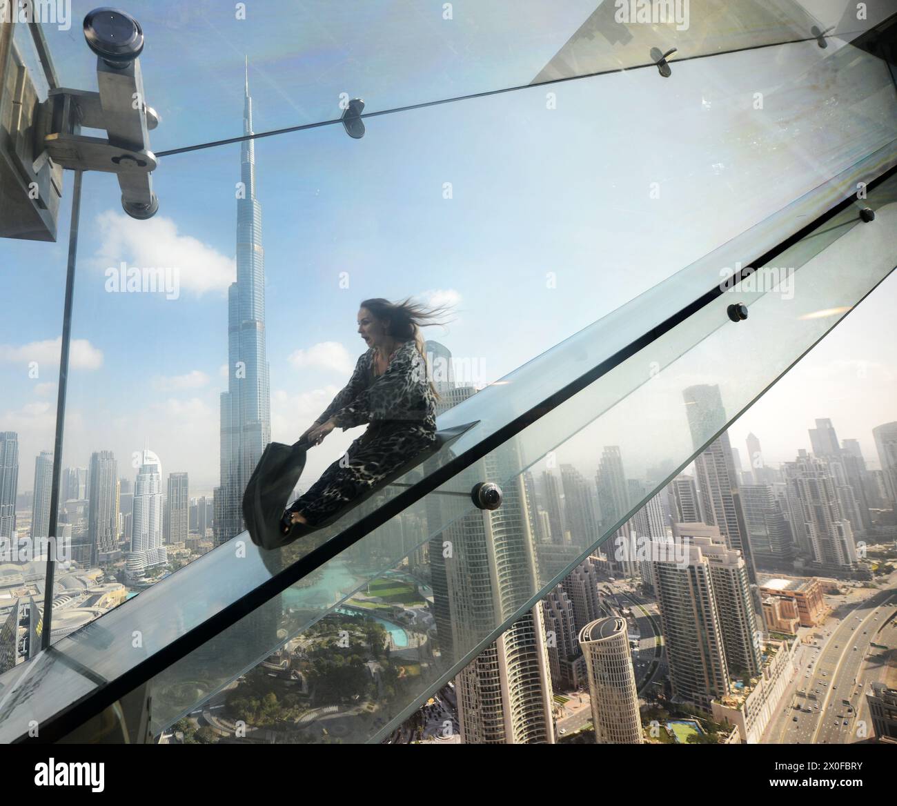Scivolamento del cielo presso l'osservatorio Skyview di Dubai, Emirati Arabi Uniti. Foto Stock Scivolamento del cielo presso l'osservatorio Skyview di Dubai, Emirati Arabi Uniti. Foto Stock