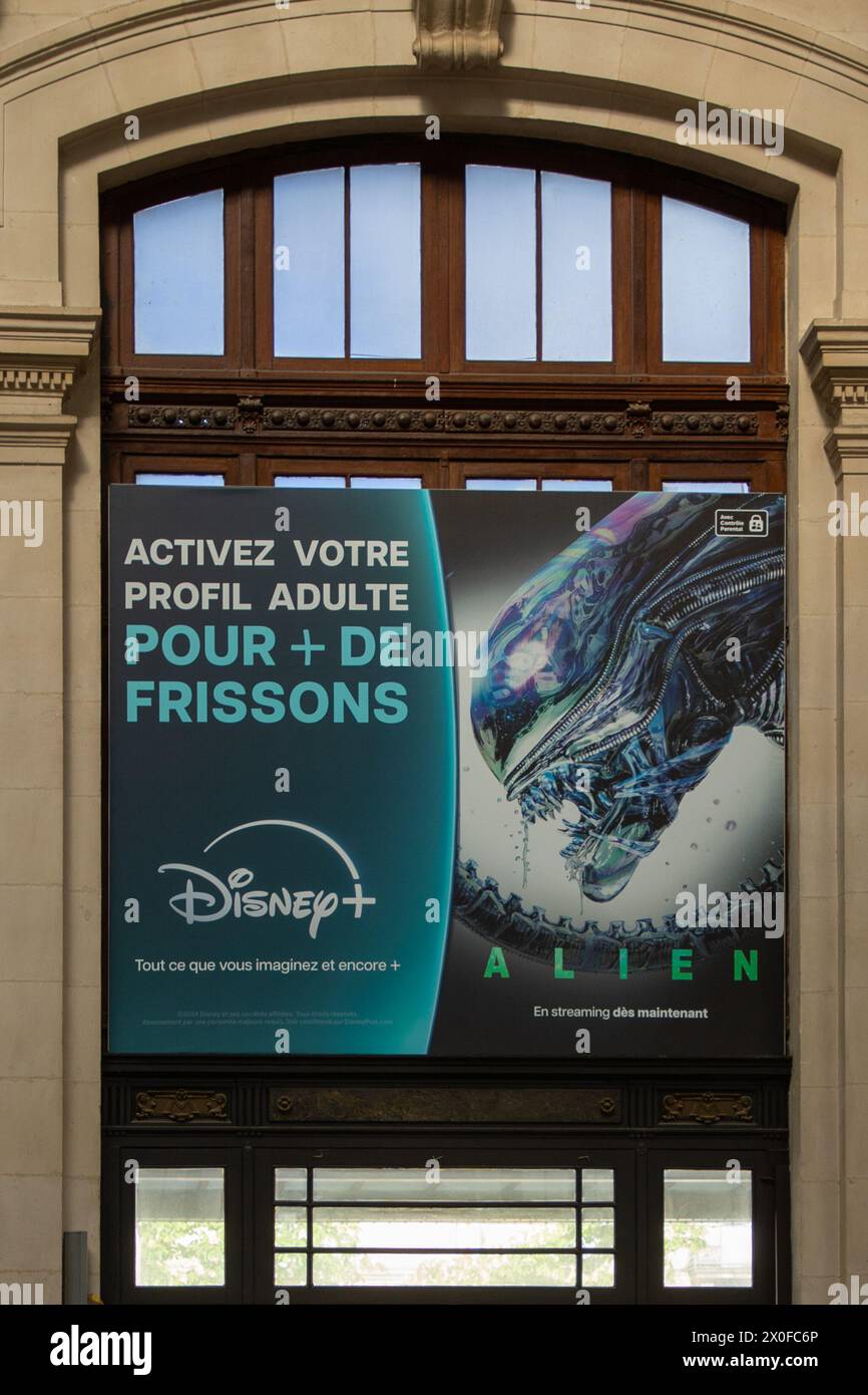 Bordeaux , Francia - 04 11 2024 : marchio disney+ e cartellone di testo alieno in streaming da disney Movies wall advertising Foto Stock