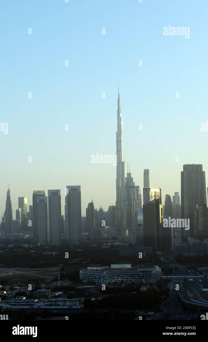 Skyline di Dubai visto dall'osservatorio presso la Dubai Frame. Foto Stock