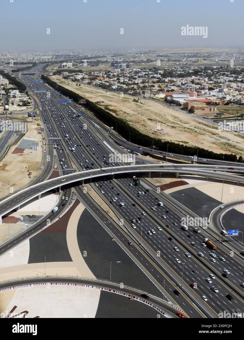 Vista aerea di una grande autostrada a Dubai, Emirati Arabi Uniti. Foto Stock