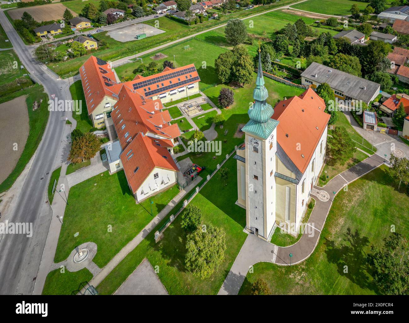 Schönkirchen-Reyersdorf Bezirk Gänserndorf Pfarrkirche Luftbild Luftaufnahme Landeskindergarten Volksschule Foto Stock