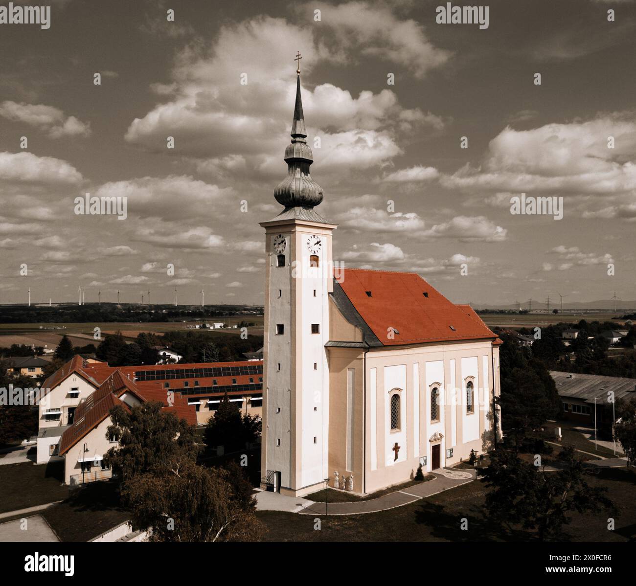 Schönkirchen-Reyersdorf Bezirk Gänserndorf Pfarrkirche Luftbild Luftaufnahme Landeskindergarten Volksschule Foto Stock