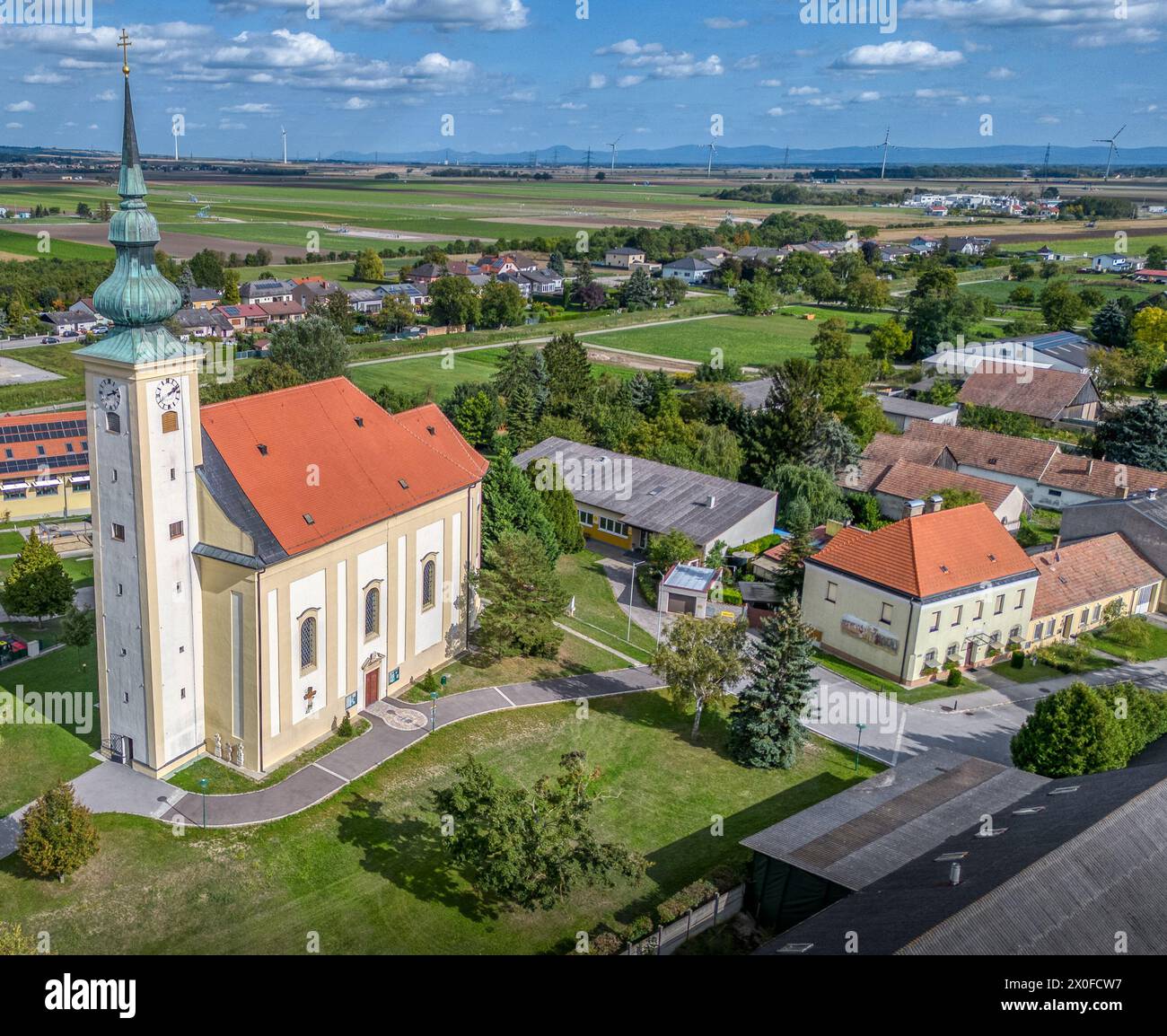 Schönkirchen-Reyersdorf Bezirk Gänserndorf Pfarrkirche Luftbild Luftaufnahme Landeskindergarten Volksschule Foto Stock