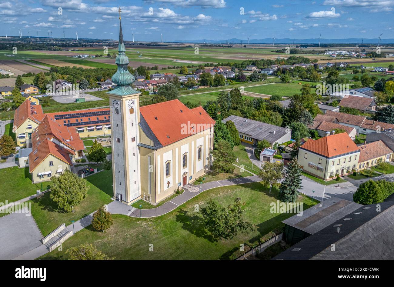 Schönkirchen-Reyersdorf Bezirk Gänserndorf Pfarrkirche Luftbild Luftaufnahme Landeskindergarten Volksschule Foto Stock
