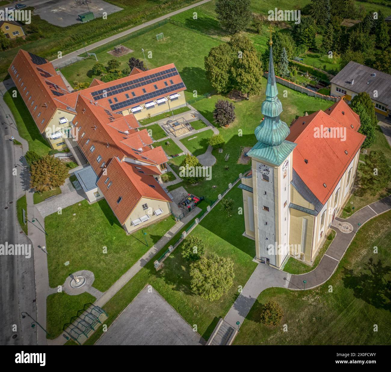 Schönkirchen-Reyersdorf Bezirk Gänserndorf Pfarrkirche Luftbild Luftaufnahme Landeskindergarten Volksschule Foto Stock