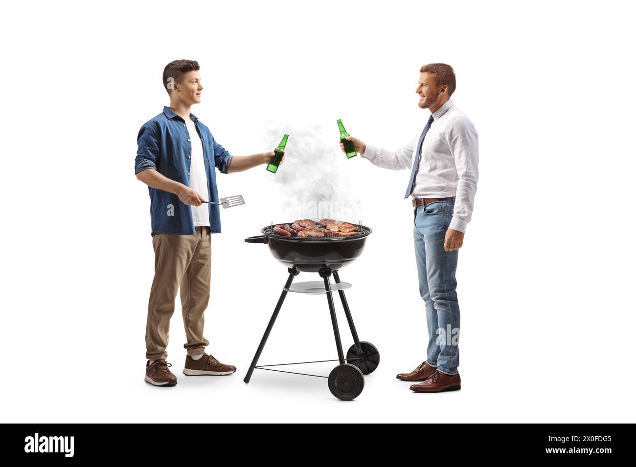 Uomini che preparano un barbecue e tostano con bottiglie di birra isolate su sfondo bianco Foto Stock