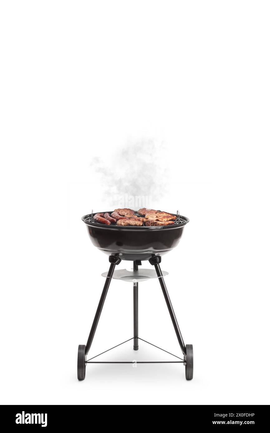 Shot studio di una carne su un barbecue portatile isolato su sfondo bianco Foto Stock