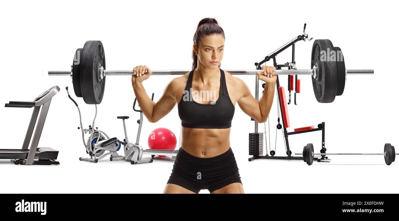 Giovane donna forte che solleva pesi, attrezzature sportive e fitness, isolata su sfondo bianco Foto Stock