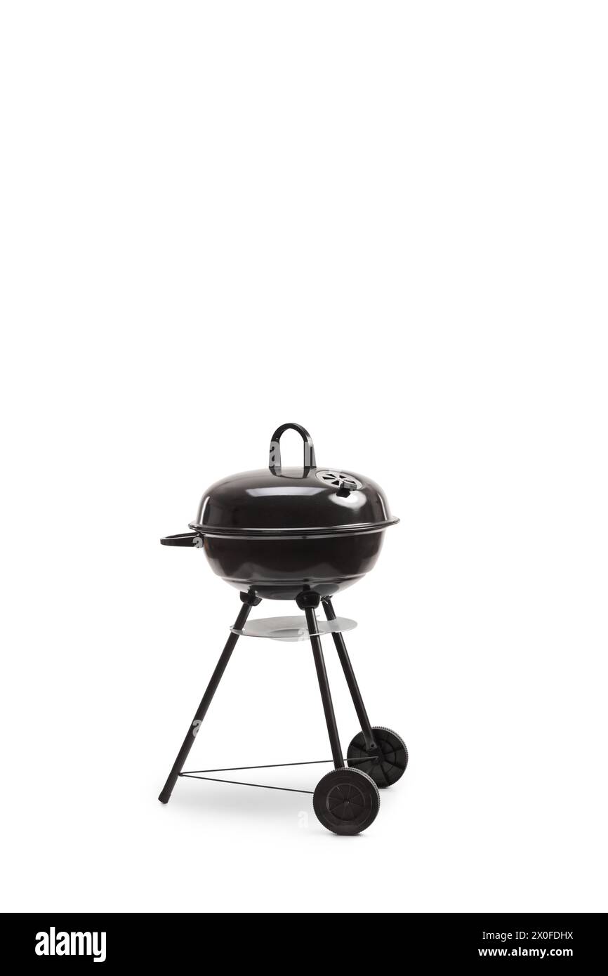 Foto studio di un barbecue portatile in metallo su ruote con una copertura isolata su sfondo bianco Foto Stock