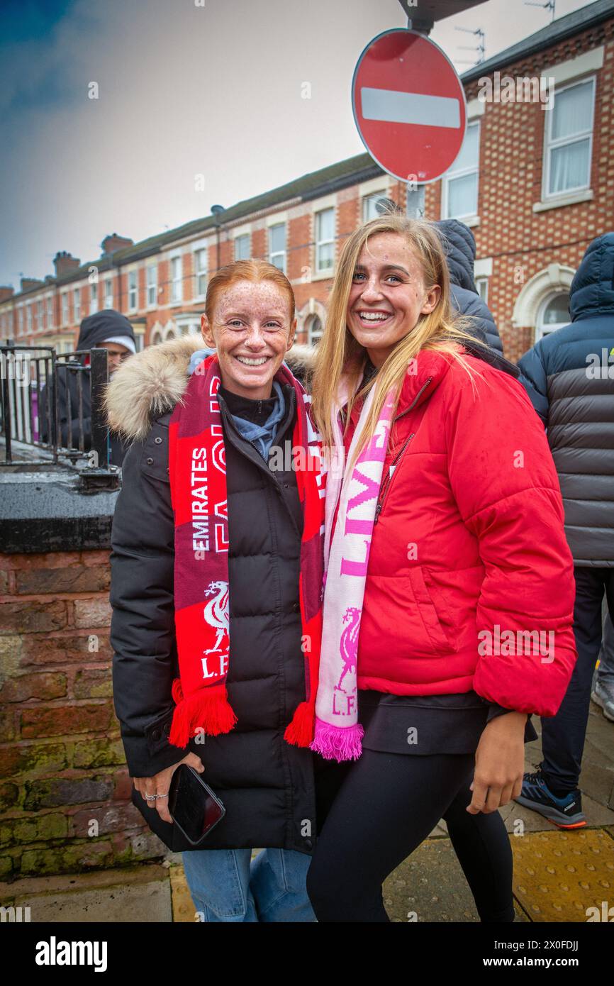 Tifosi femminili del Liverpool FC che indossano le sciarpe prima del calcio di Anfield Foto Stock