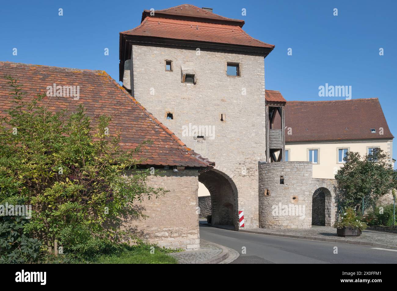 Mura storiche della città con Schwarzacher Tor resp. Porta Schwarzacher a Sommerach, bassa Franconia, Baviera, Germania Foto Stock