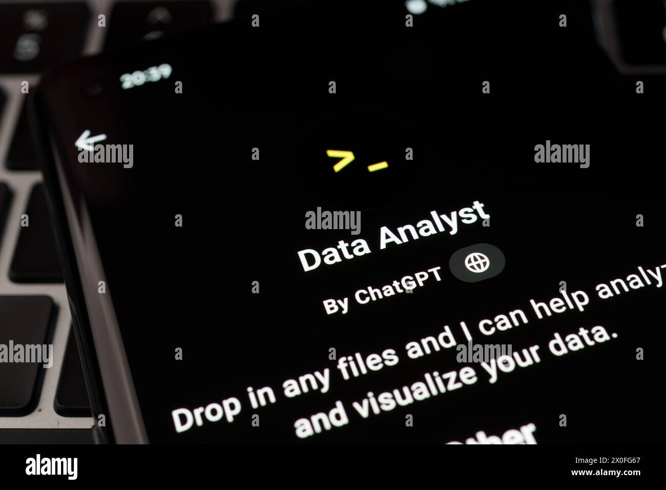 GPT personalizzato da ANALISTA DATI visualizzato in GPT Store sullo schermo dello smartphone posizionato sulla tastiera del laptop. Stafford, Regno Unito, 8 aprile 2024 Foto Stock