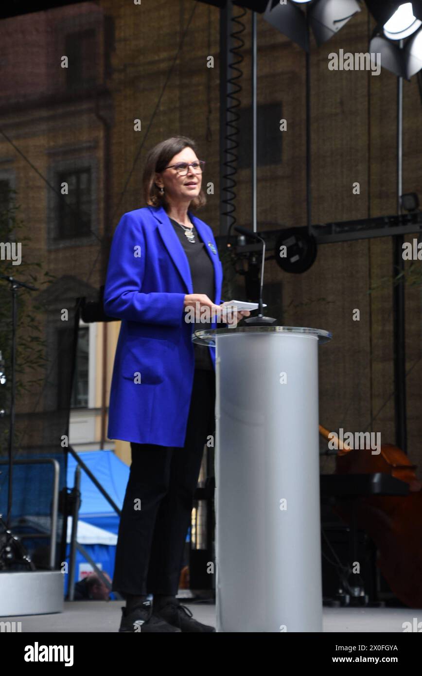 Ilse Aigner, Landtagspraesidentin Muenchen 11.04.2024 Odeonsplatz -Erinnerungs-Projekt an die Opfer der NS-Zeit -Die Rueckkehr der Namen Initiator.BR RUNDFUNK Muenchen *** Ilse Aigner, Presidente del Parlamento di Stato Monaco 11 04 2024 Odeonsplatz progetto commemorativo per le vittime dell'era nazista Die Rueckkehr der Namen RUNDMUENCHEN Foto Stock