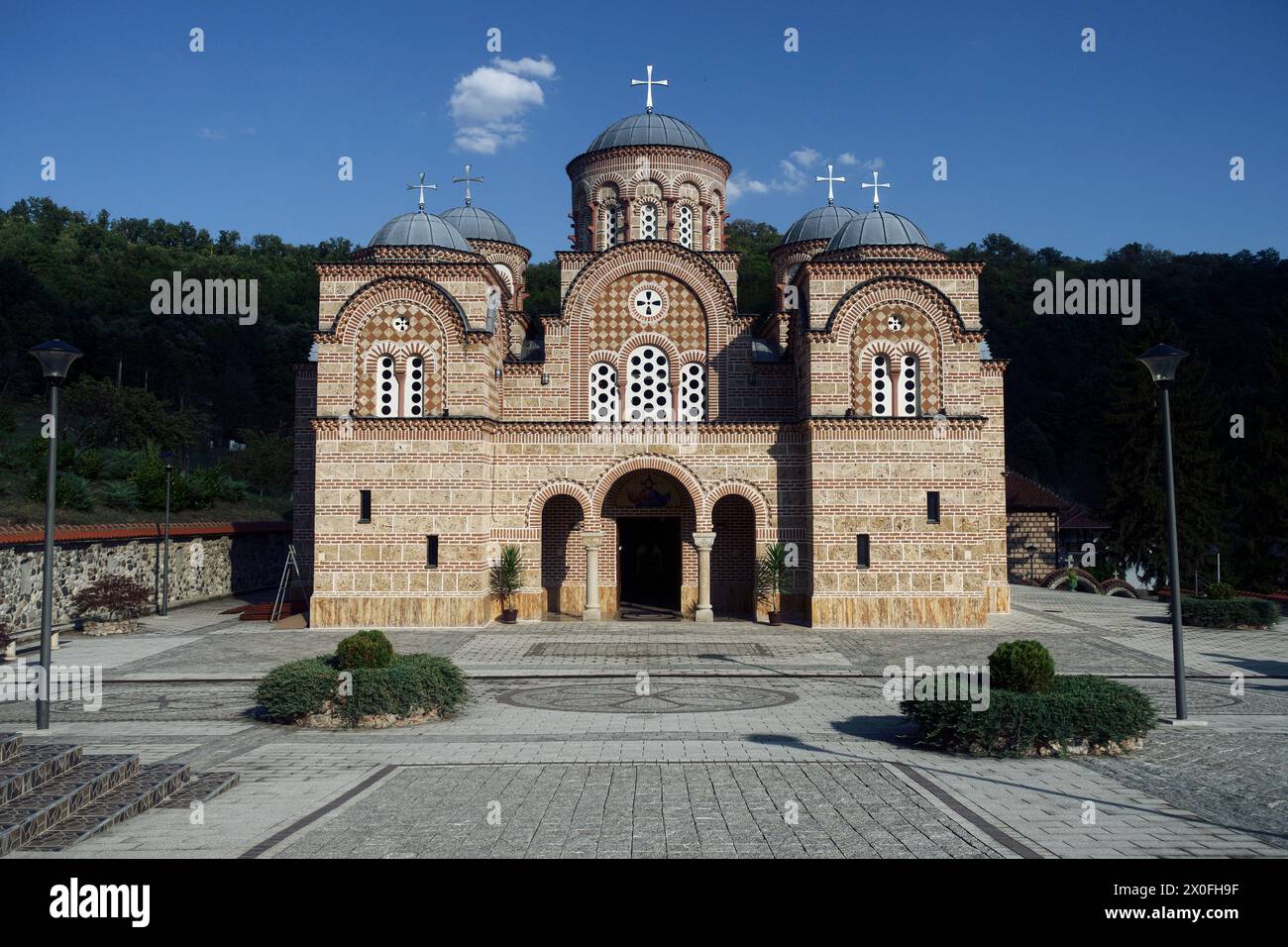 Vista frontale della chiesa di St Arcangelo Michele e Gabriele nel monastero di Celije, Valjevo, Serbia Foto Stock