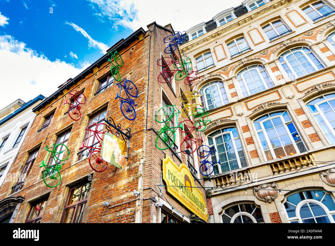 Biciclette colorate sulla facciata dell'edificio Poechenellekelder, Bruxelles, Belgio Foto Stock