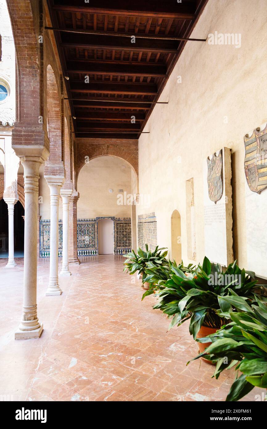 Cortile presso il Museo andaluso di Arte Contemporanea ed ex Monastero di Santa Maria de las Cuevas, Siviglia, Spagna Foto Stock