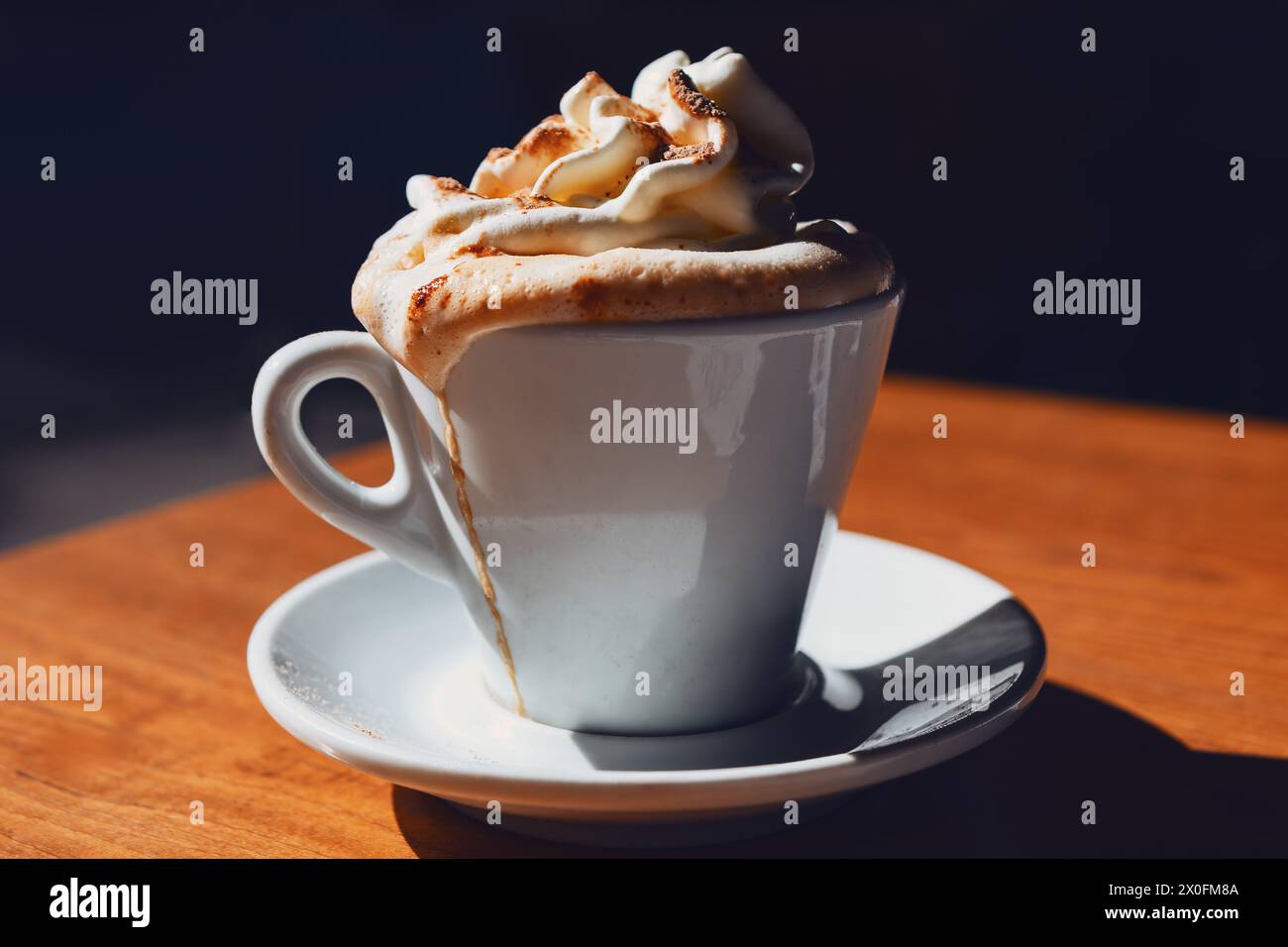 Tazza di caffè con panna sopra. Gustosa bevanda calda mattutina Foto Stock