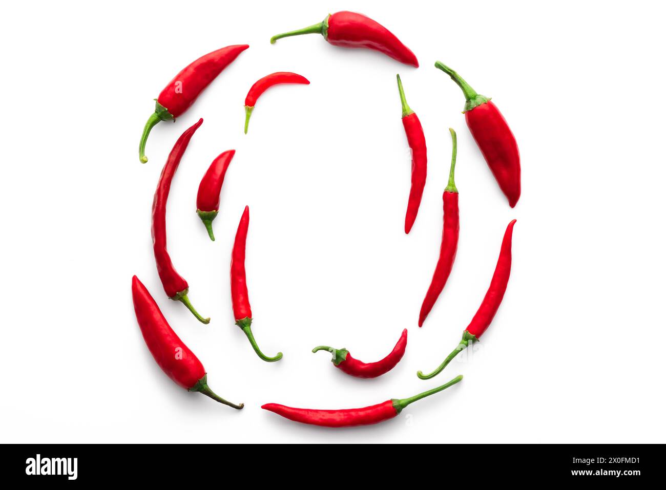 peperoncino rosso piccante, peperoncino piccante, spezie secche, cibo gustoso su sfondo bianco Foto Stock
