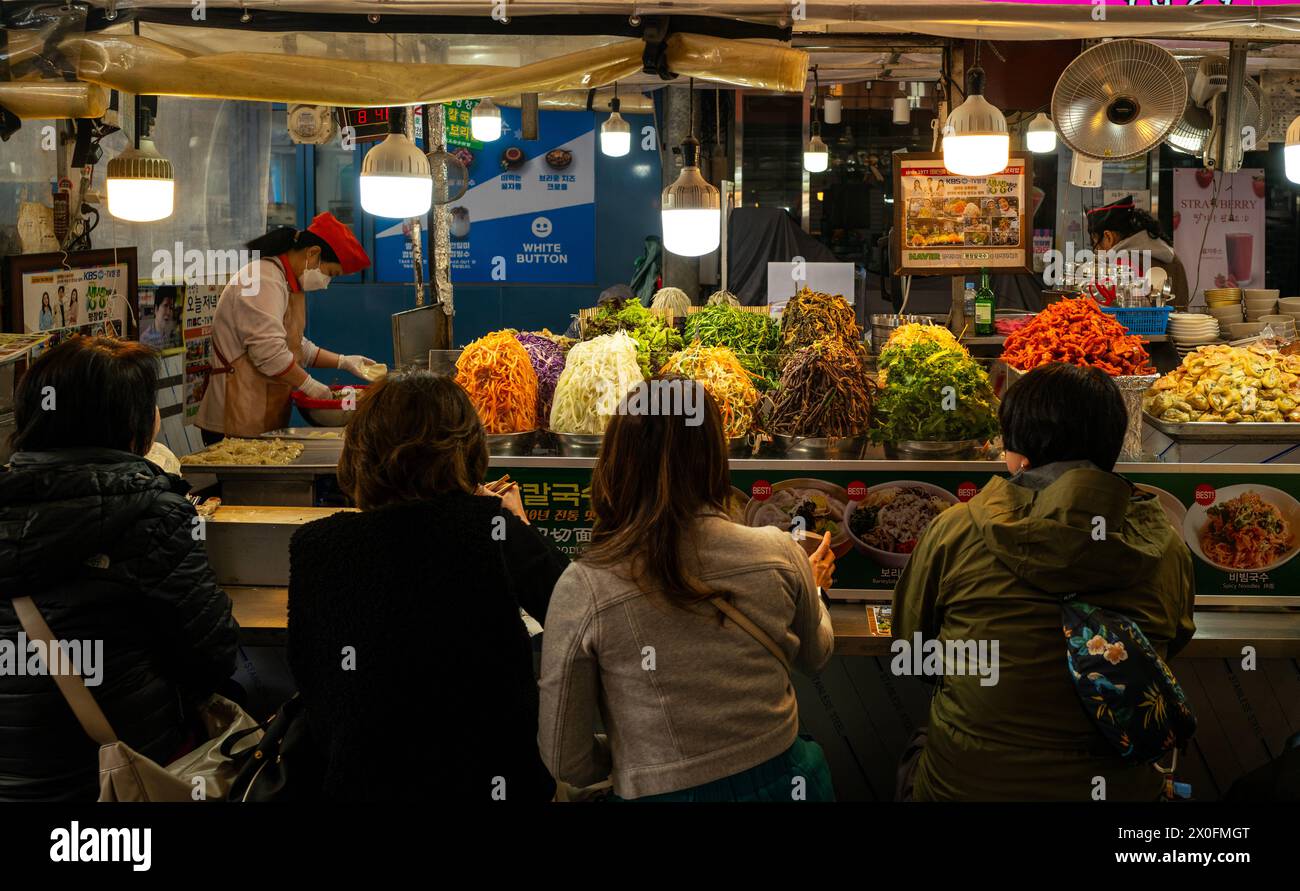 Chiosco e mercato di cibo Gwangjang a Seoul, Corea del Sud Foto Stock