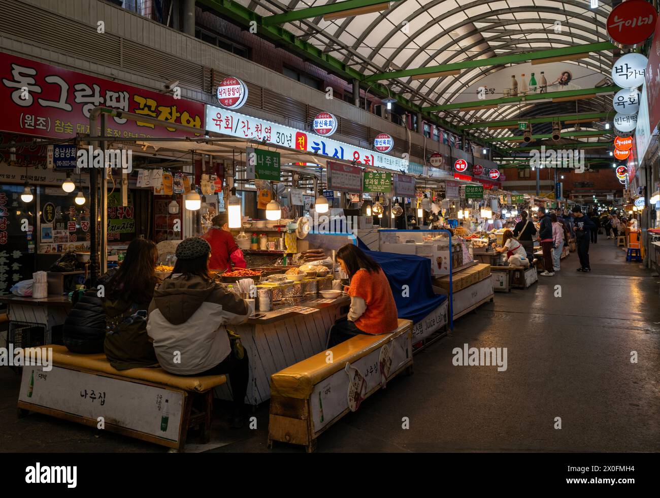 Chiosco e mercato di cibo Gwangjang a Seoul, Corea del Sud Foto Stock