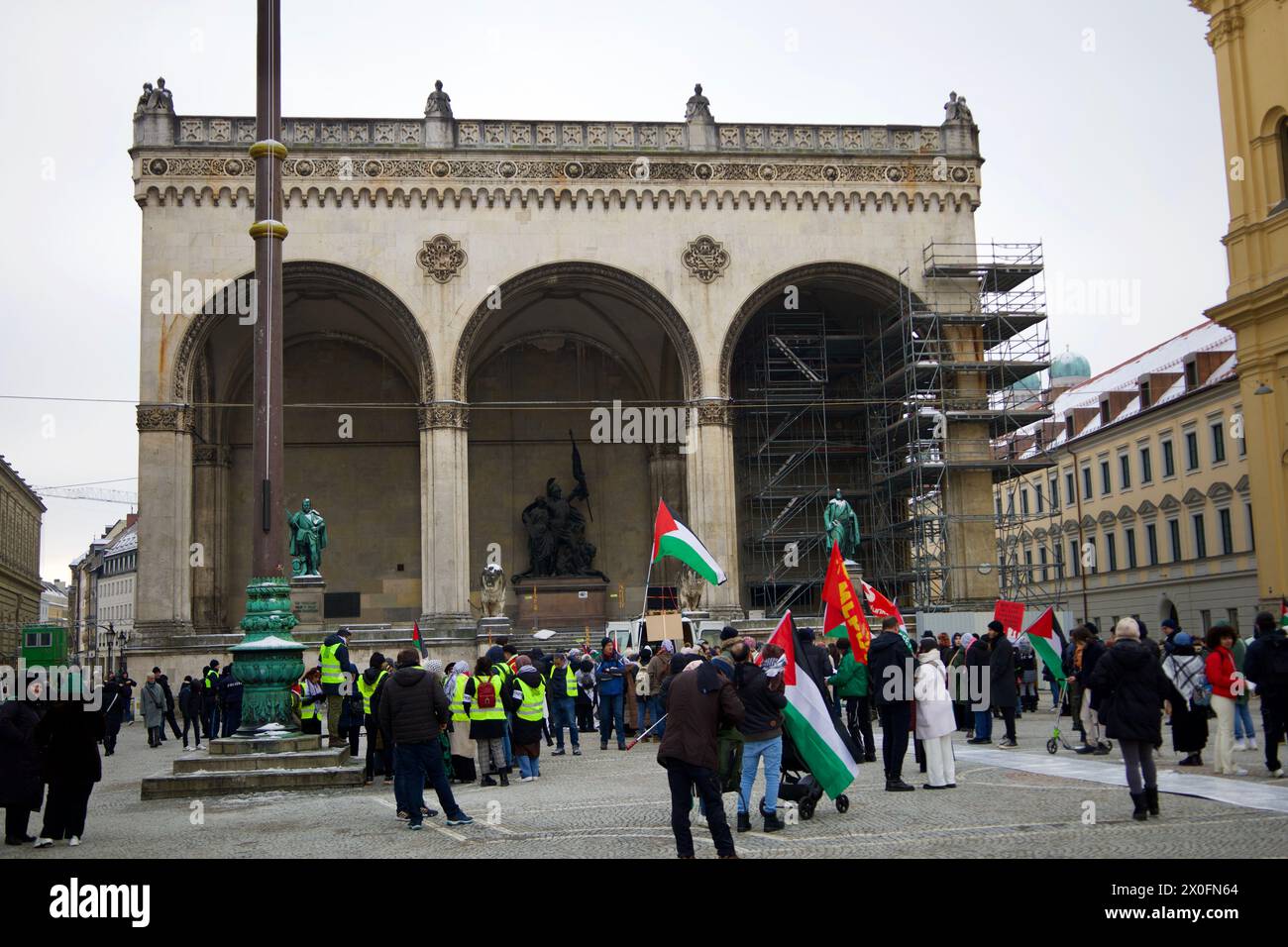 Monaco di Baviera, 13 gennaio 2024. Demo pro-Palestina dove centinaia di persone hanno partecipato con lo slogan di "cessare il fuoco ora" a Gaza Stripe. Foto Stock