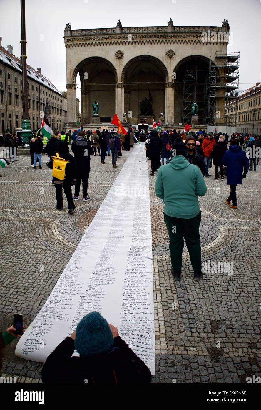 Monaco di Baviera, 13 gennaio 2024. Demo pro-Palestina dove centinaia di persone hanno partecipato con lo slogan di "cessare il fuoco ora" a Gaza Stripe. Foto Stock