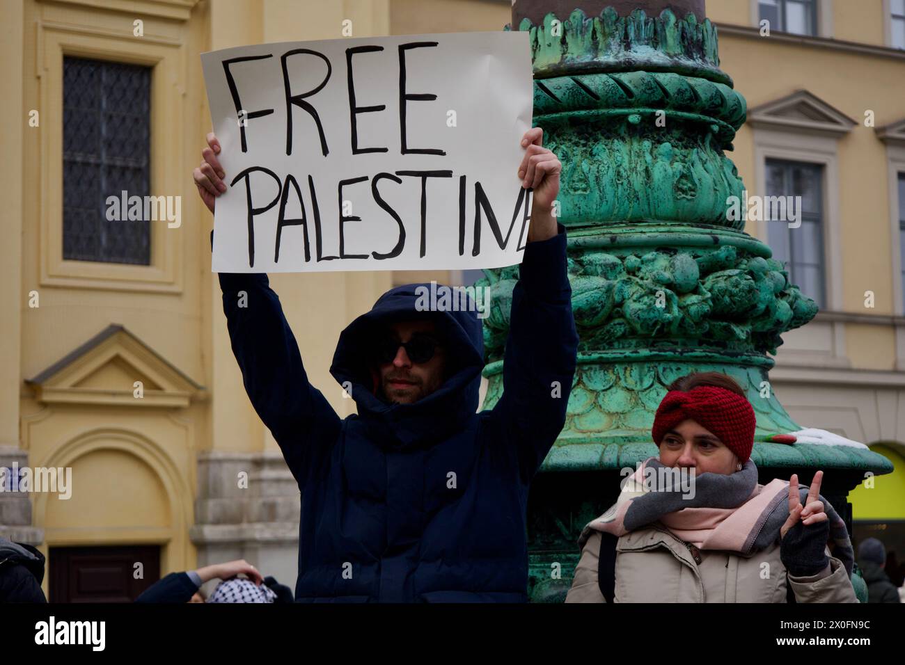 Monaco di Baviera, 13 gennaio 2024. Demo pro-Palestina dove centinaia di persone hanno partecipato con lo slogan di "cessare il fuoco ora" a Gaza Stripe. Foto Stock