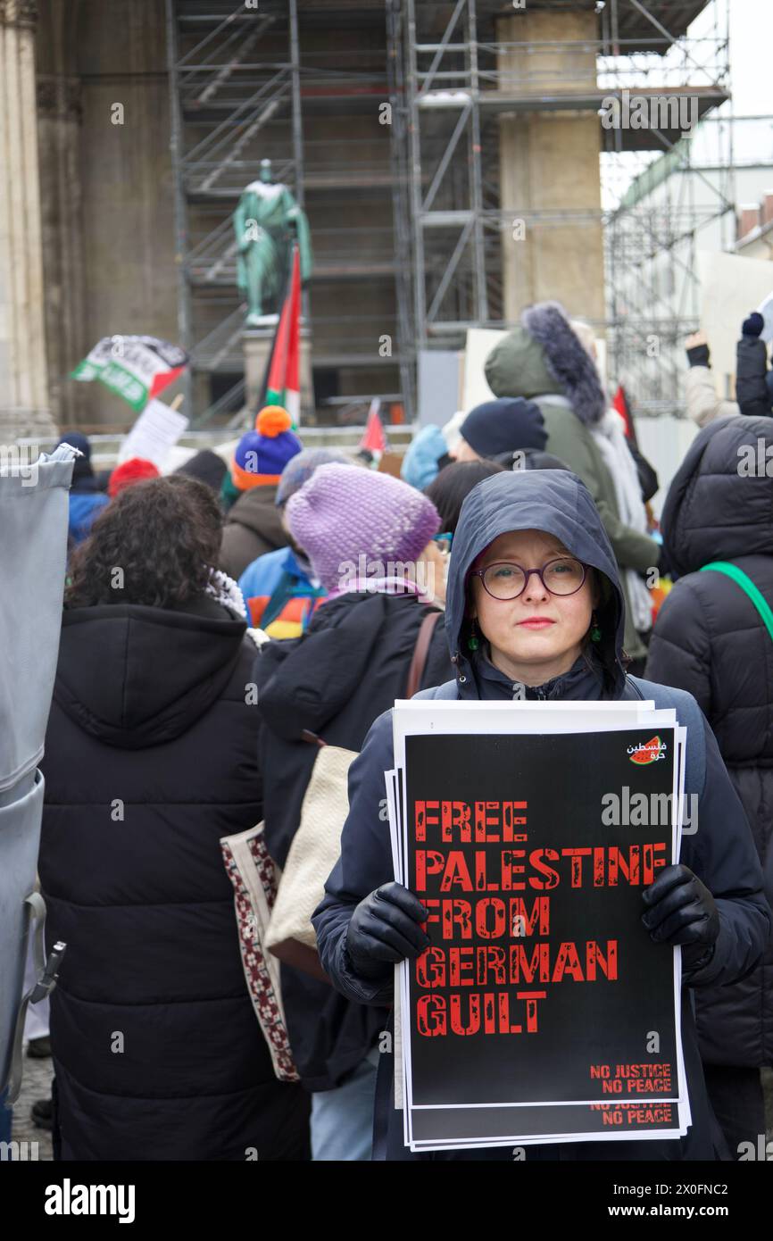 Monaco di Baviera, 13 gennaio 2024. Demo pro-Palestina dove centinaia di persone hanno partecipato con lo slogan di "cessare il fuoco ora" a Gaza Stripe. Foto Stock