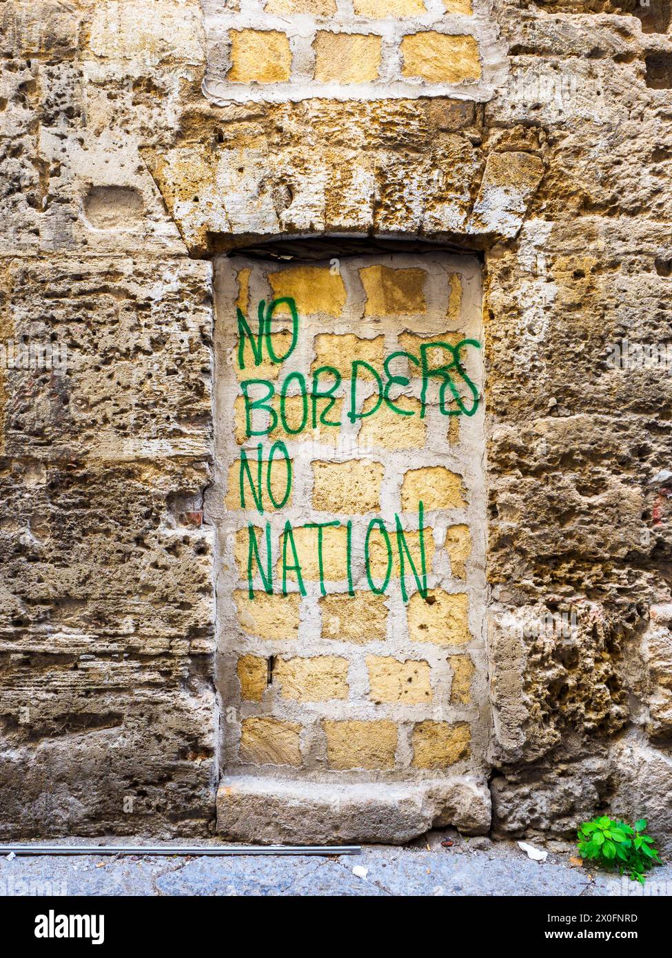 Nessuna frontiera nessuna nazione graffi su un muro nel centro storico di Palermo - Sicilia Foto Stock