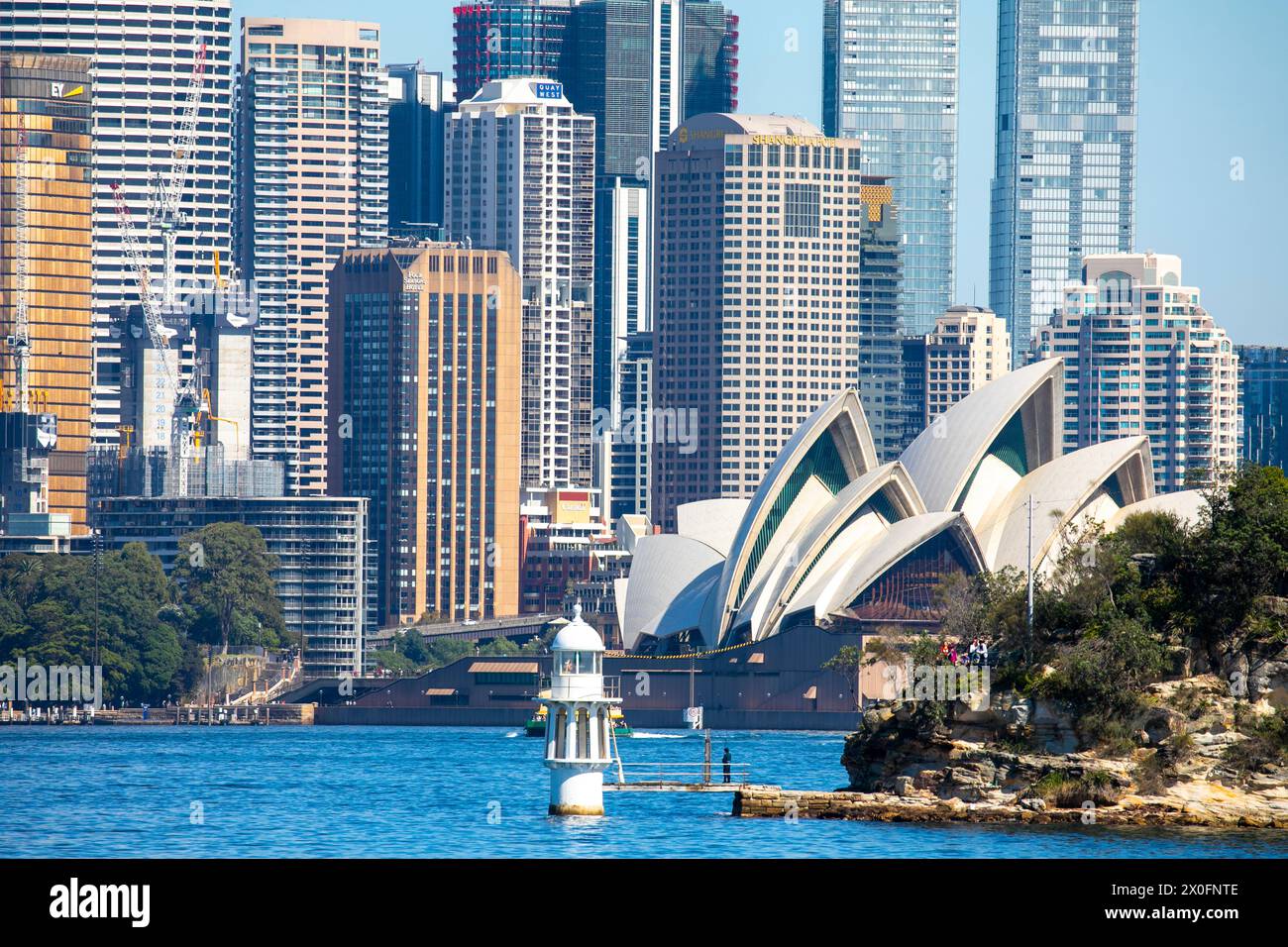 Sydney Opera House, alti edifici, faro Robertsons Point a Cremorne Point, uffici e grattacieli di Sydney, New South Wales, Australia Foto Stock