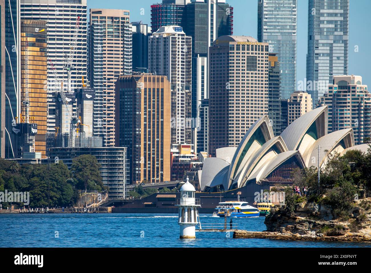 Sydney Opera House, alti edifici, faro Robertsons Point a Cremorne Point, uffici e grattacieli di Sydney, New South Wales, Australia Foto Stock