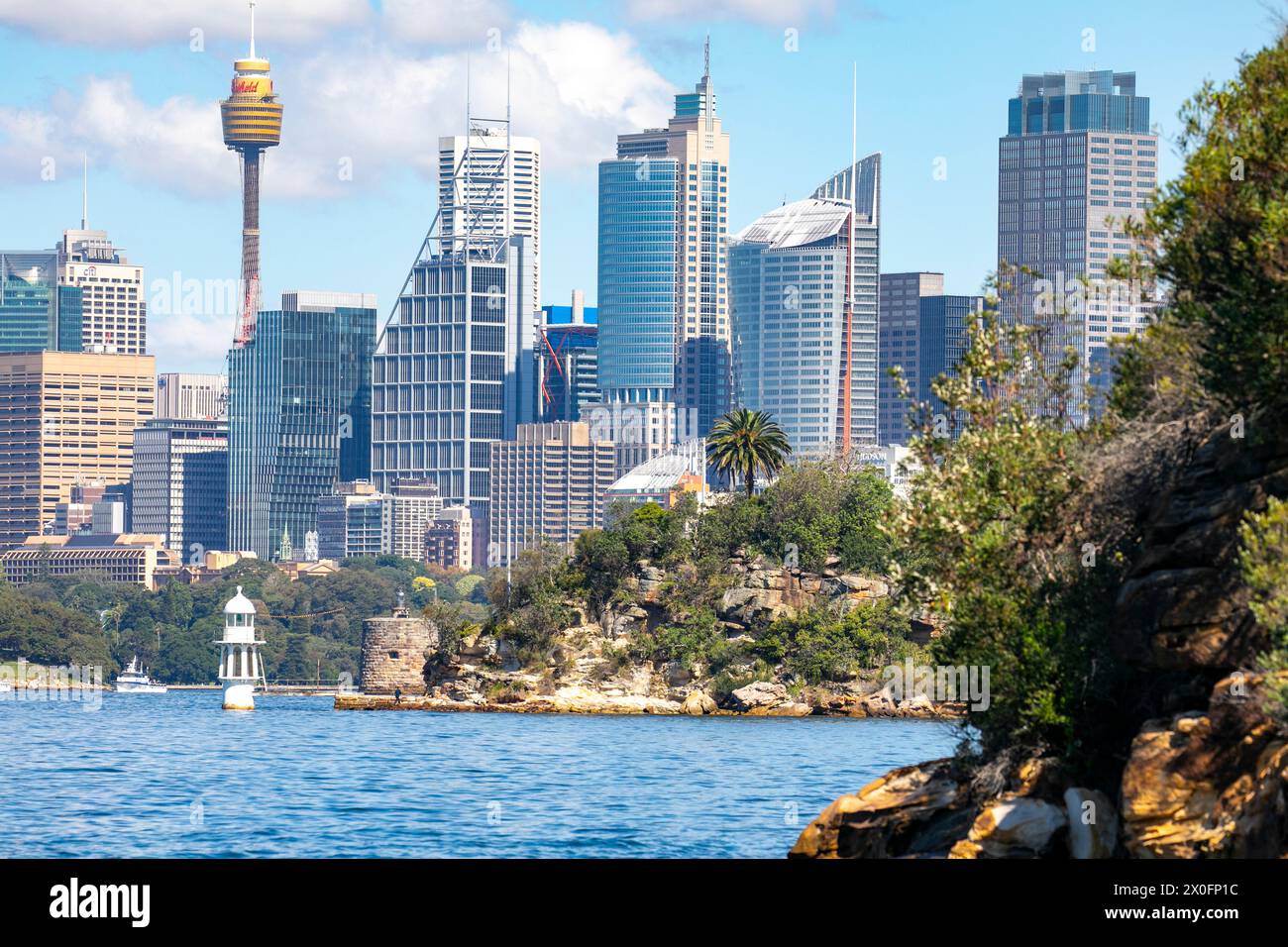 Il centro di Sydney e lo skyline del CBD, Fort Denison e Cremorne Point con il faro di Robertsons Point visibile, il paesaggio urbano di Sydney e l'alto edificio dell'Australia Foto Stock