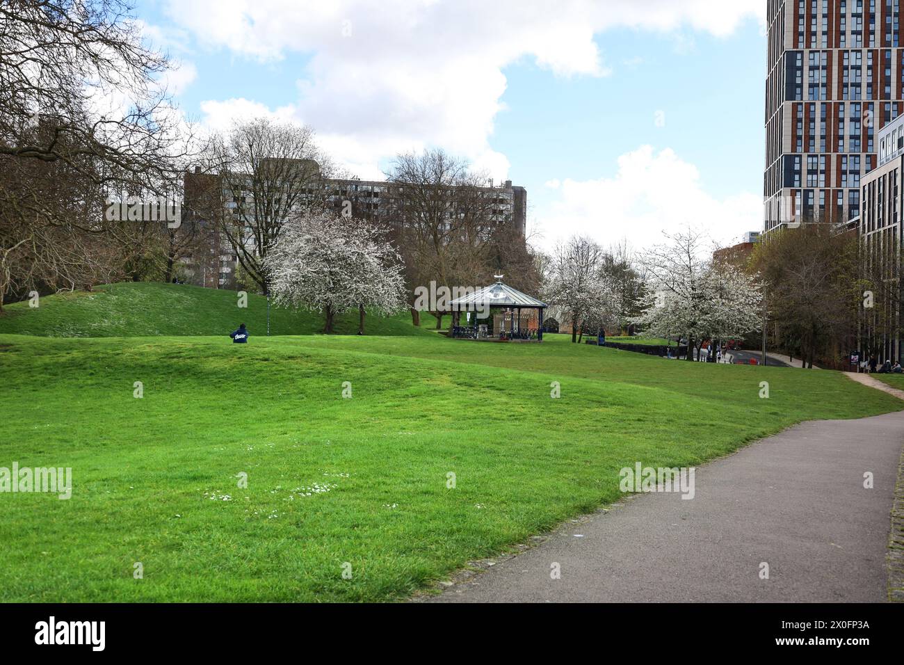 Bristol, Inghilterra - 30 marzo 2024: Castle Park, uno spazio verde aperto nel centro di Bristol Foto Stock