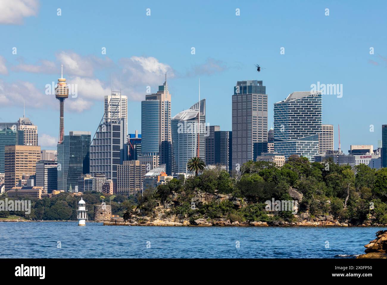 Grattacieli di Sydney, alti edifici del centro città e primo piano di Cremorne Point e del faro di Robertsons Point, Sydney, Australia Foto Stock
