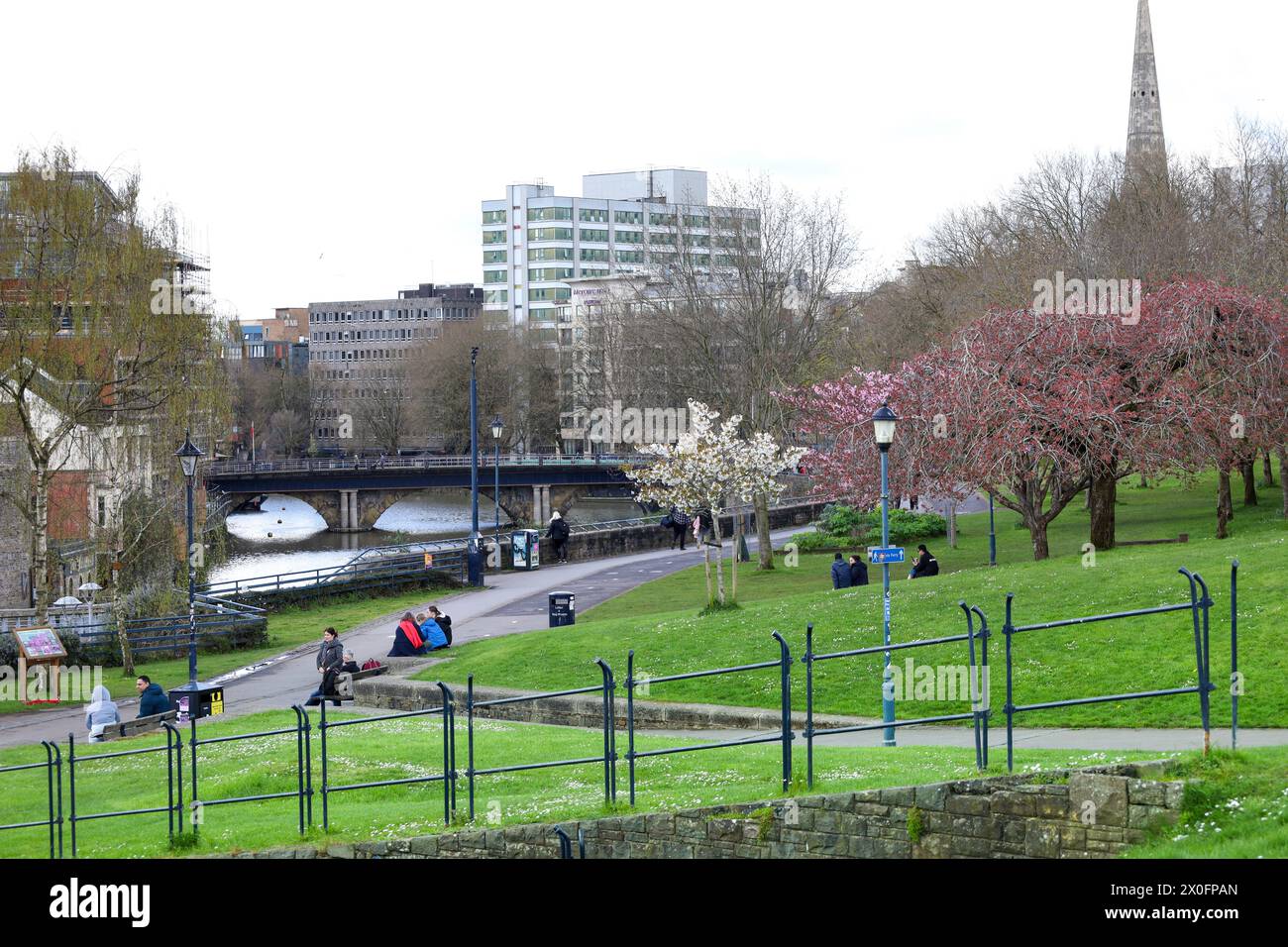 Bristol, Inghilterra - 30 marzo 2024: Castle Park, uno spazio verde aperto nel centro di Bristol Foto Stock