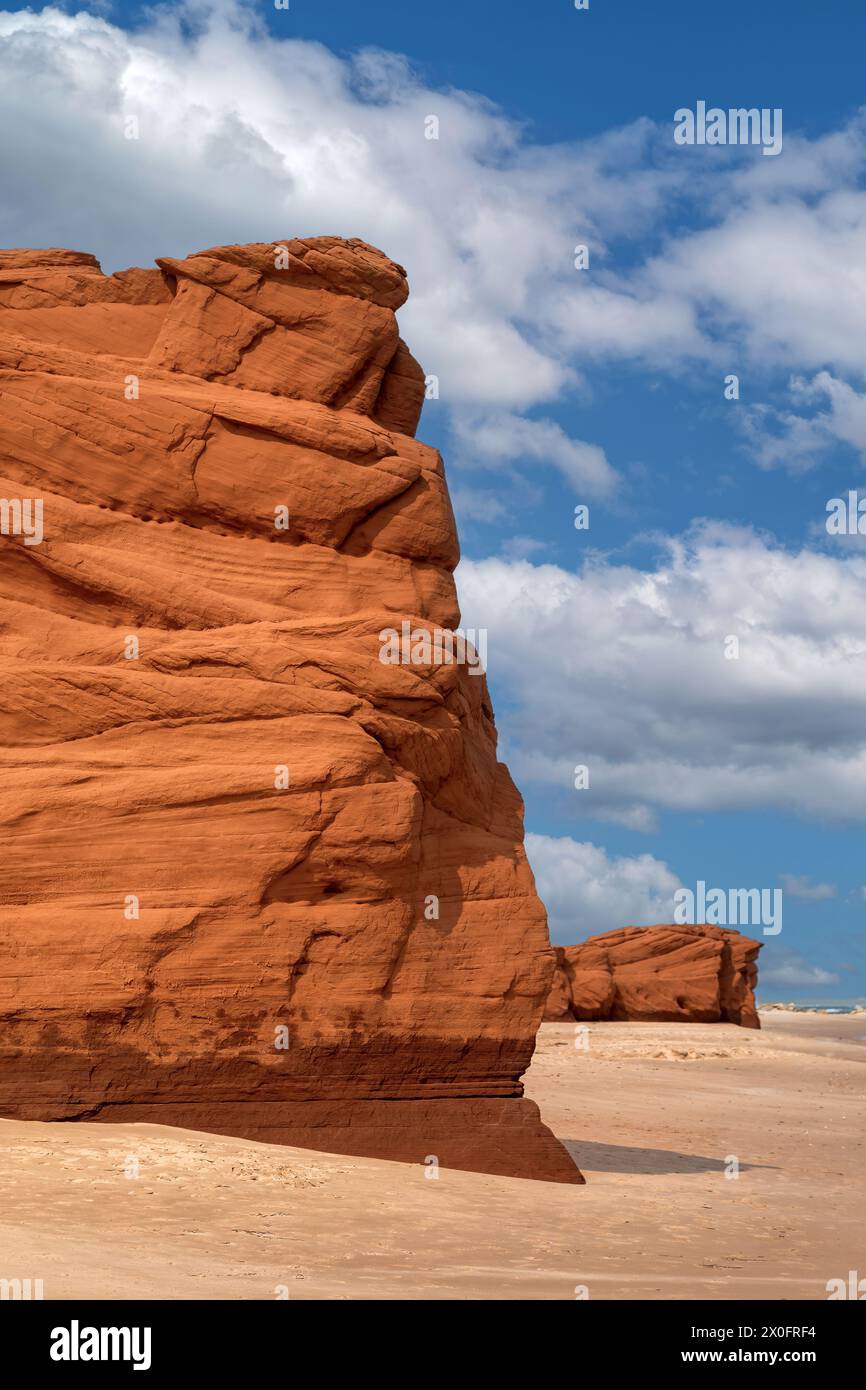 Le scogliere rosse e la spiaggia di Havre aux Maisons, sul Golfo di San Lorenzo, Iles de la Madeleine, Canada. Lo sfondo del cielo estivo. Foto Stock