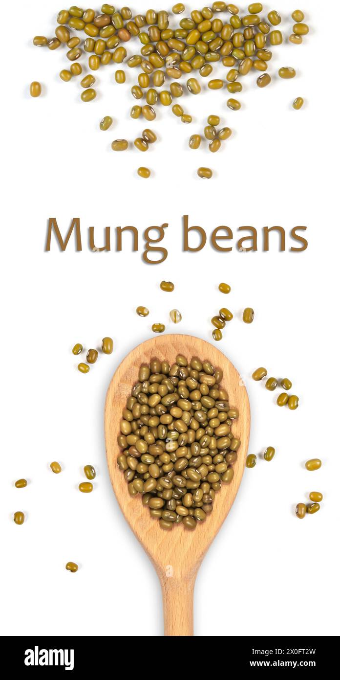 Cucchiaio di legno con fagioli mung isolati su sfondo bianco Foto Stock