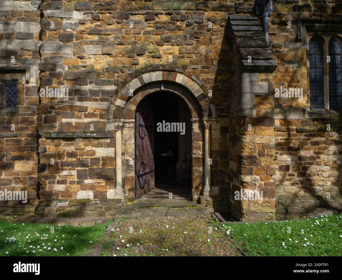 Esterno della Basilica di San Pietro, Northampton, Regno Unito; una ridondante chiesa normanna ora sotto la cura delle Chiese conservazione fiducia. Foto Stock