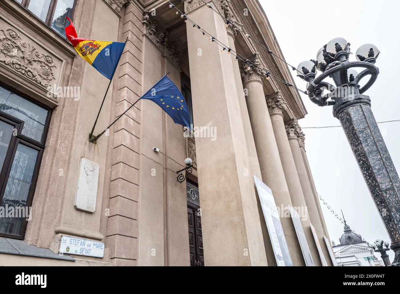 Bandiere moldave ed europee sulle facciate degli edifici ufficiali della capitale. Chisinau. Patricia Huchot-Boissier / Collectif DyF Foto Stock