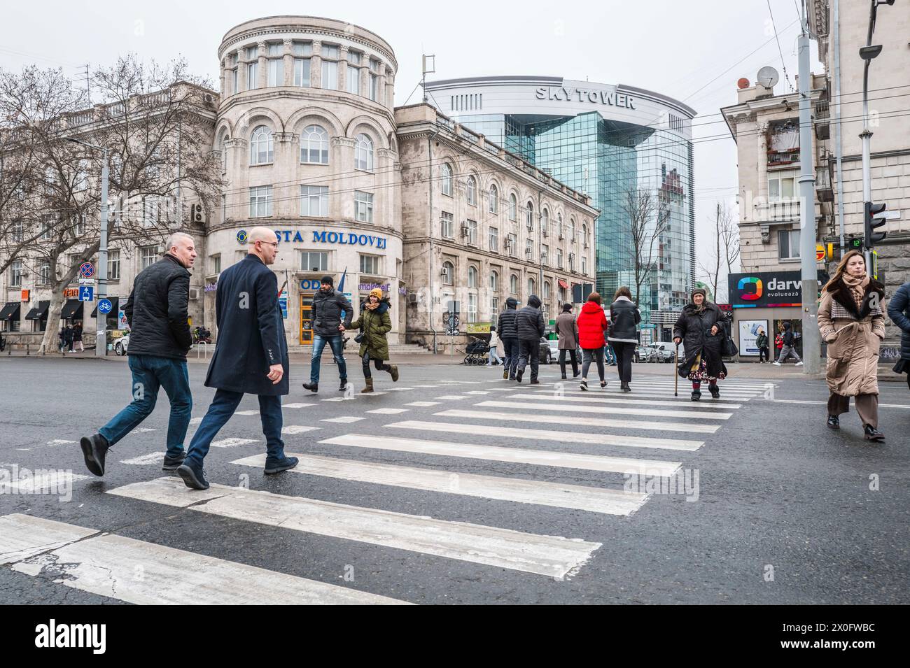 Passanti nel centro città a un incrocio. Atmosfera nel centro di Chisinau. Patricia Huchot-Boissier / Collectif DyF Foto Stock