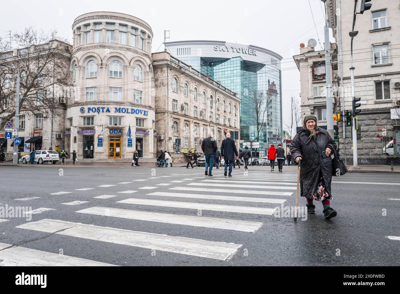 Passanti nel centro città a un incrocio. Atmosfera nel centro di Chisinau. Patricia Huchot-Boissier / Collectif DyF Foto Stock