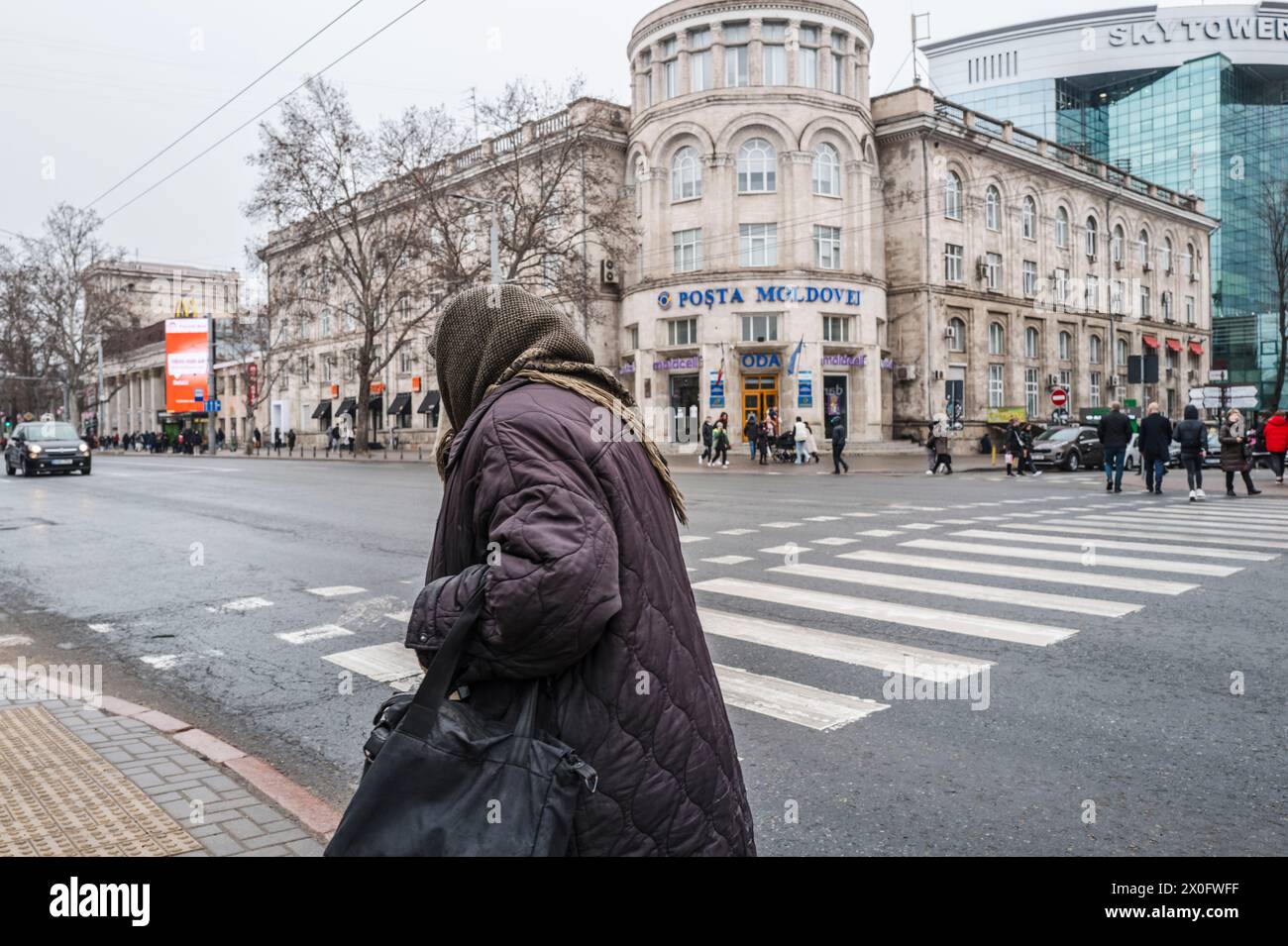 Passanti nel centro città a un incrocio. Atmosfera nel centro di Chisinau. Patricia Huchot-Boissier / Collectif DyF Foto Stock