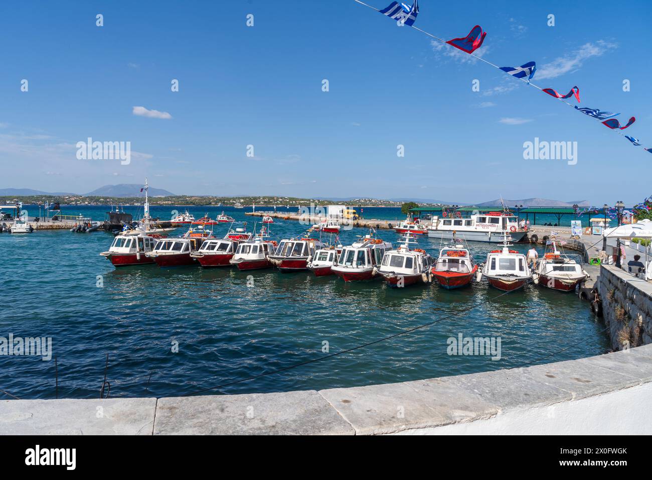 Taxi marittimi nel piccolo porto di Dapia, nell'isola di Spetses, in Grecia, il giorno dell'Armata, il festival locale più popolare. Foto Stock