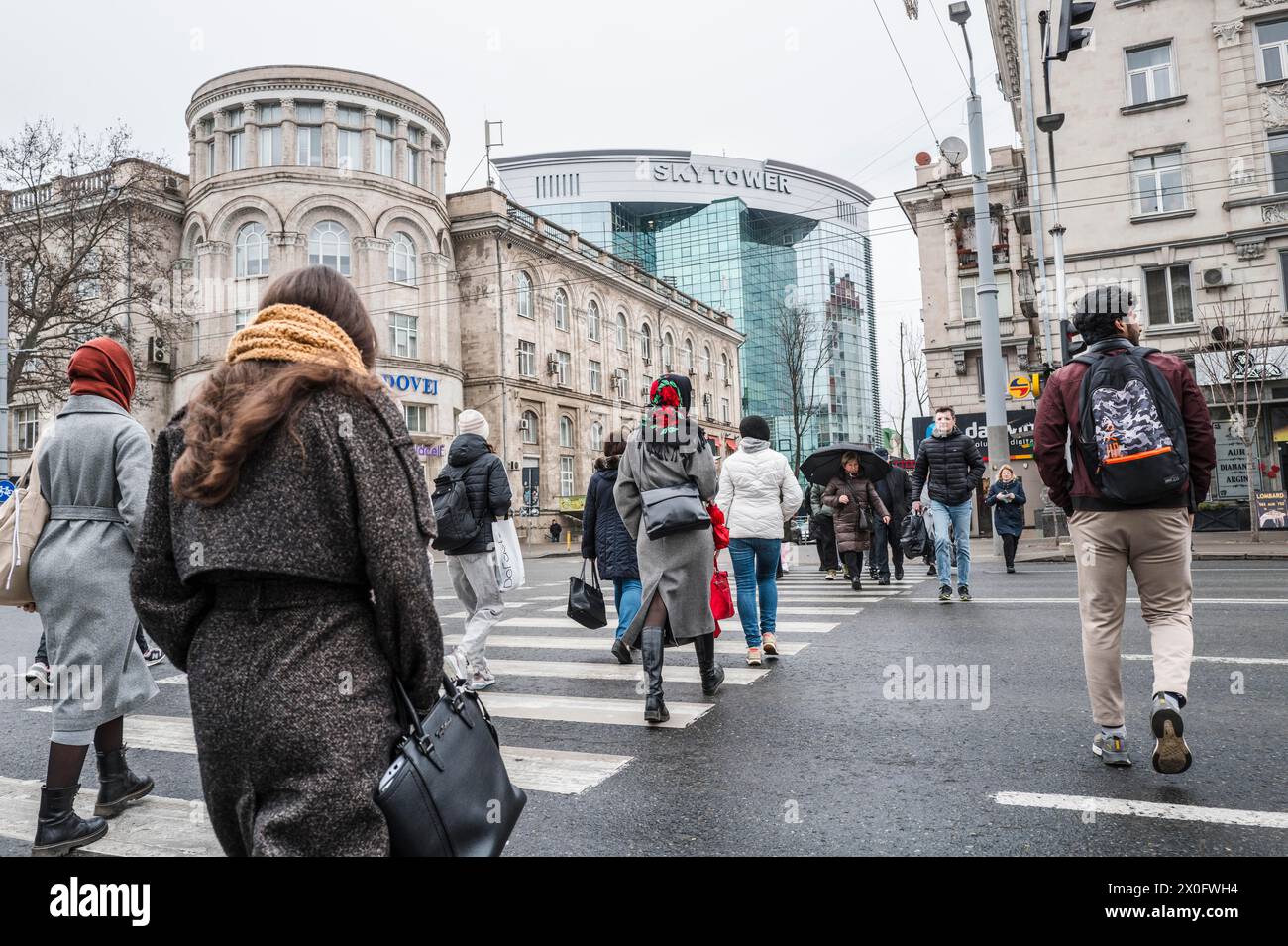 Passanti nel centro città a un incrocio. Atmosfera nel centro di Chisinau. Patricia Huchot-Boissier / Collectif DyF Foto Stock