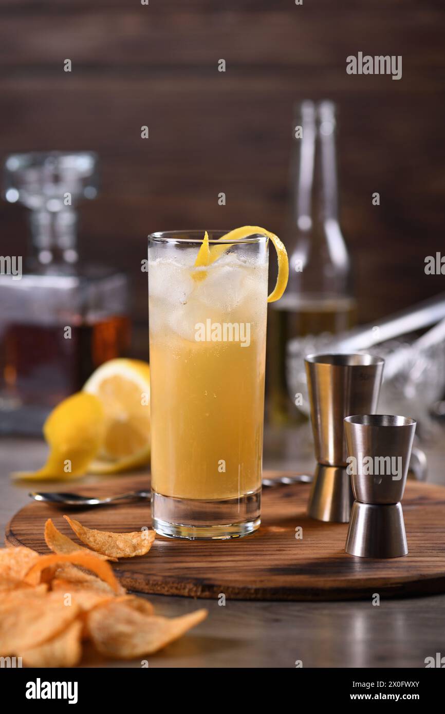 Cocktail di whisky con birra allo zenzero, guarnita con scorza di limone Foto Stock