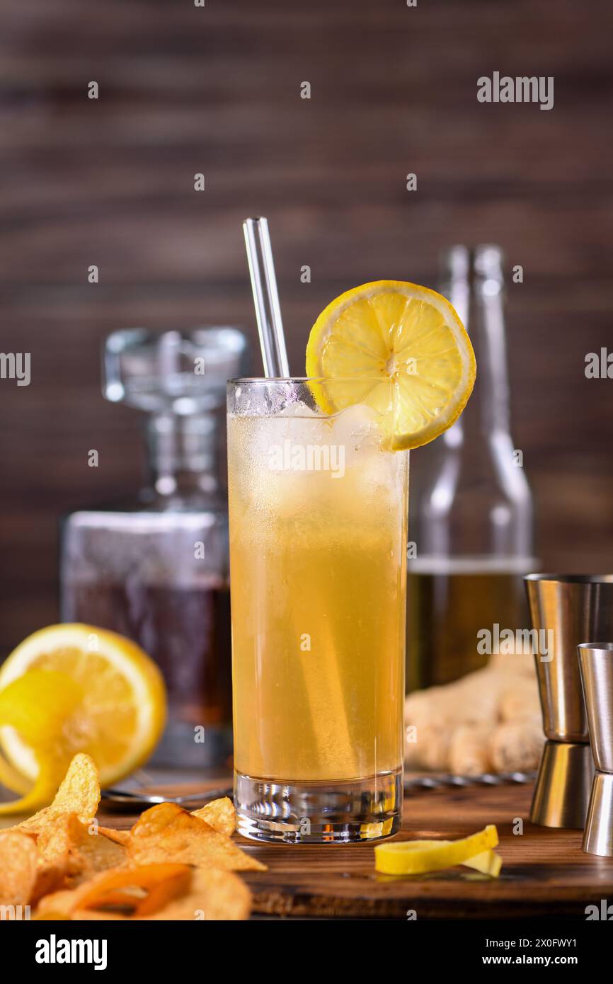 Cocktail di whisky con birra allo zenzero, guarnito con limone Foto Stock