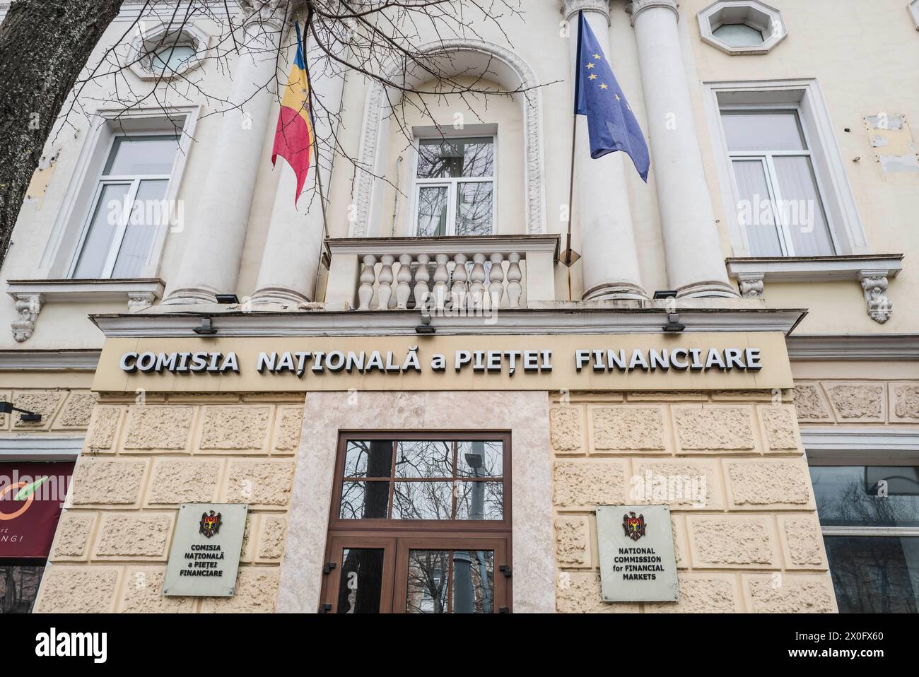 Bandiere moldave ed europee sulle facciate degli edifici ufficiali della capitale. Patricia Huchot-Boissier / Collectif DyF Foto Stock