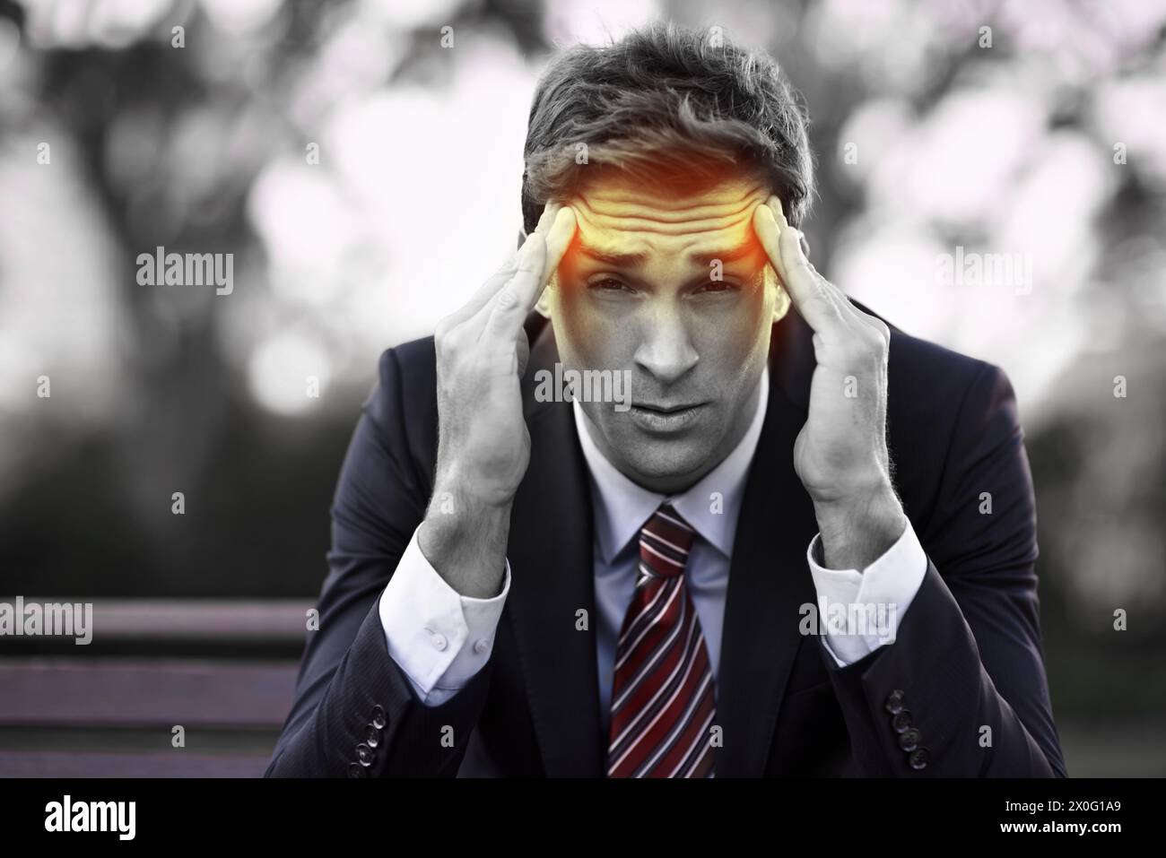 Stress, mal di testa e ritratto dell'uomo d'affari nel parco con dolore, bagliore e pressione mentale per la salute negli affari. Debito, burnout e uomo in panchina con la testa Foto Stock