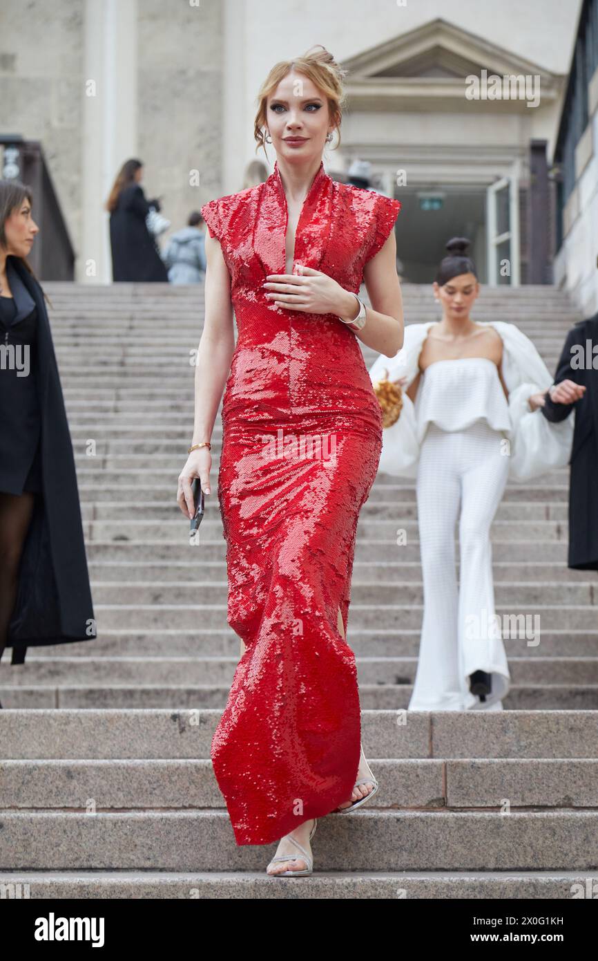MILANO, ITALIA - 22 FEBBRAIO 2024: Kate Alexeeva prima della sfilata di moda Genny, Milano Fashion Week Street style Foto Stock